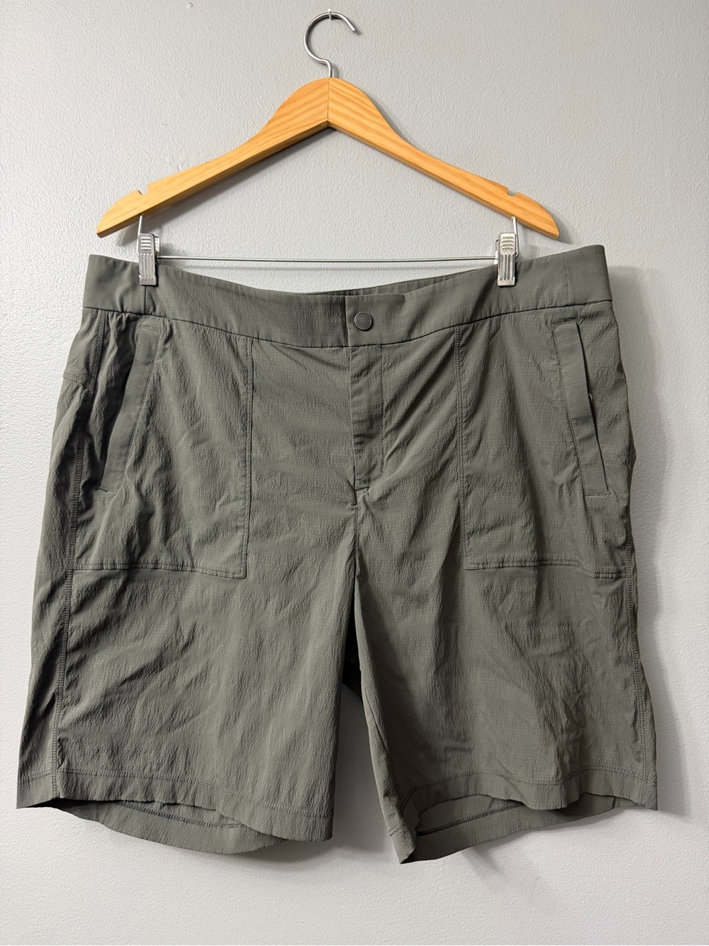 Athleta Trekkie Bermuda Shorts Women's Size 
20 Mountain Olive*
